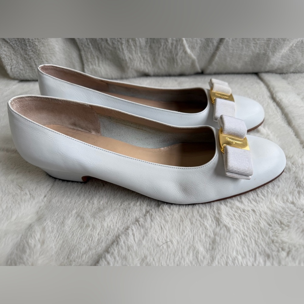 $895 Ferragamo Vara Bow White Leather Low Pumps 8.5 - Picture 2 of 8